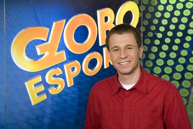 Tiago Leifert no "Globo Esporte", em 2011 (Foto: Globo/Zé Paulo Cardeal)