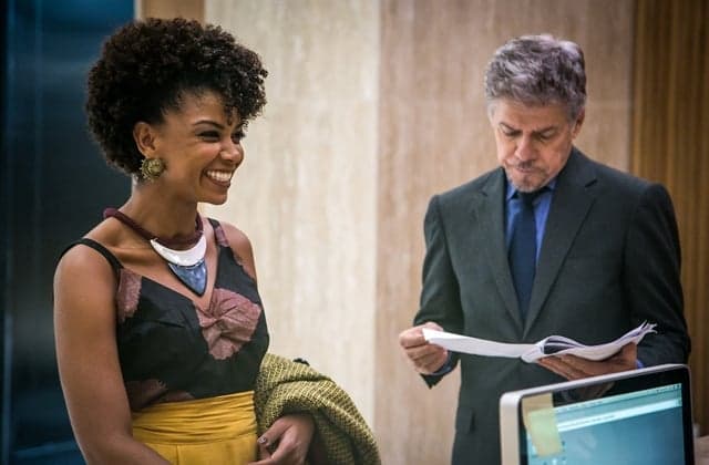 "A Lei do Amor": Laura chega ao Brasil para armadilha de Tião contra Helô e Pedro