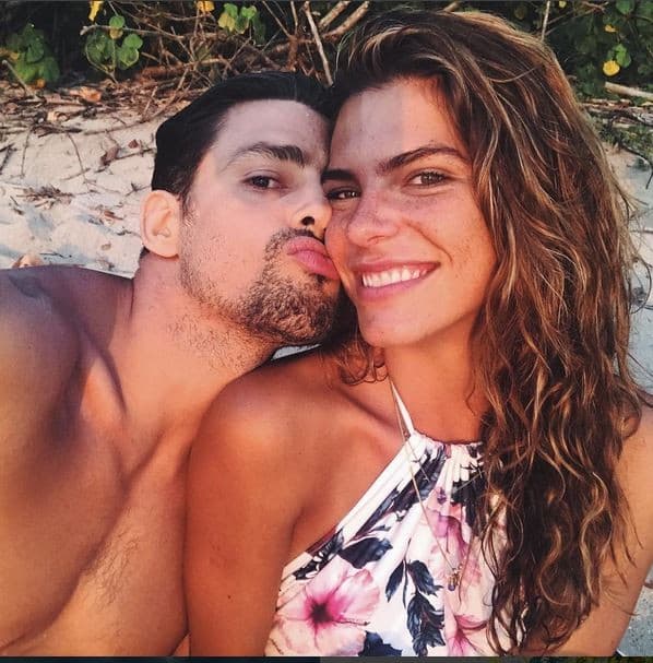 Cauã Reymond aparece fazendo biquinho em foto com a namorada