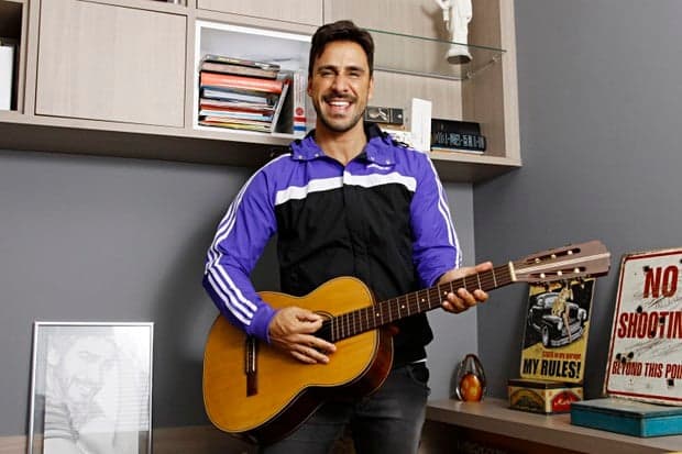 Sem trabalhos na TV, Julio Rocha investe em carreira musical, mas garante: "Não desisti de ser ator"