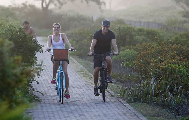 Klebber Toledo e Camila Queiroz passeiam de bike e posam com fã mirim