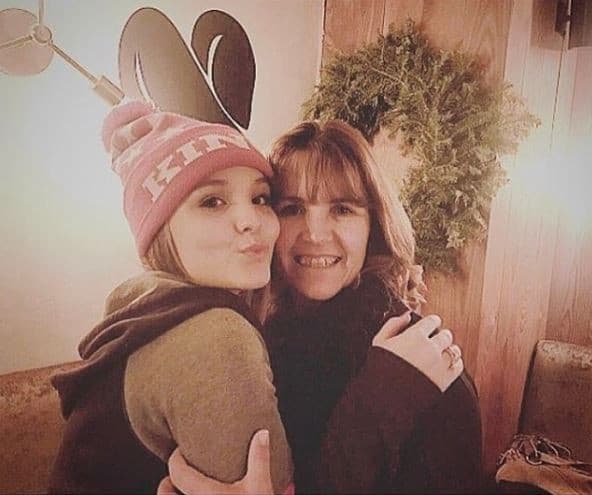 Mãe de Larissa Manoela é detonada na web e atriz faz desabafo