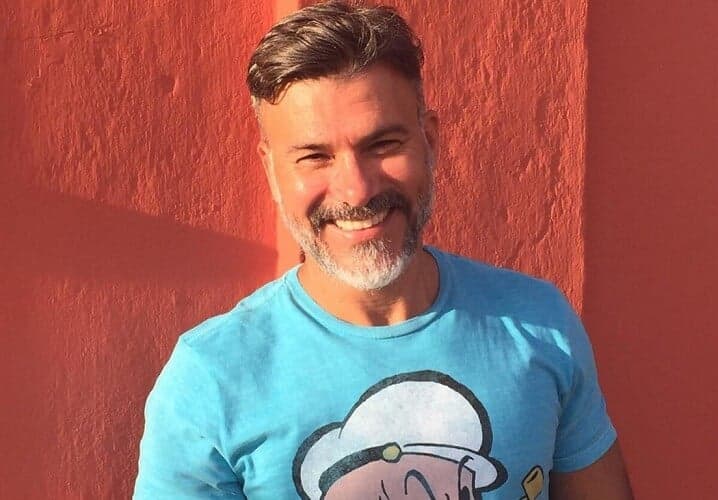 Leonardo Vieira é ameaçado de morte por ser gay, vai embora do país com o marido e desabafa