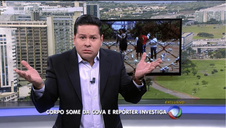 Público de Marcão do Povo protesta na porta da Record após afastamento do jornalista
