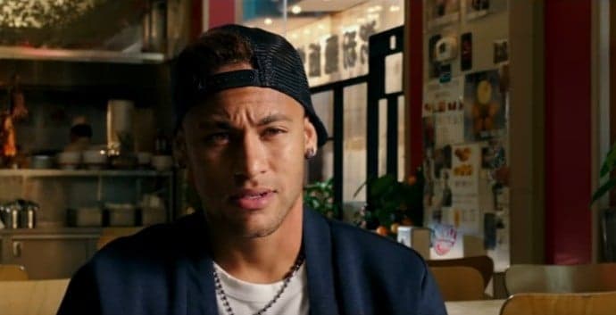 No "Caldeirão", Neymar comete gafe e leva tombo: "Deu ruim"