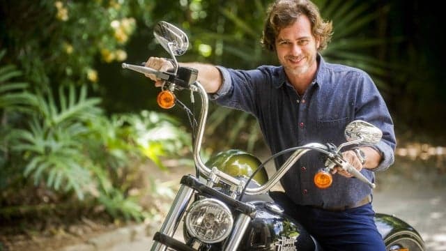 João Vitti usa dublê para cenas sobre duas rodas em "Sol Nascente"