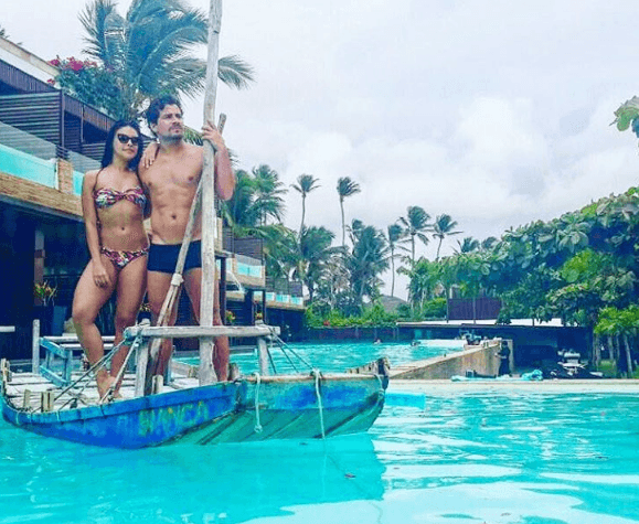 Paloma Bernardi e Thiago Martins namoram na praia e postam vídeo morrendo de rir um do outro
