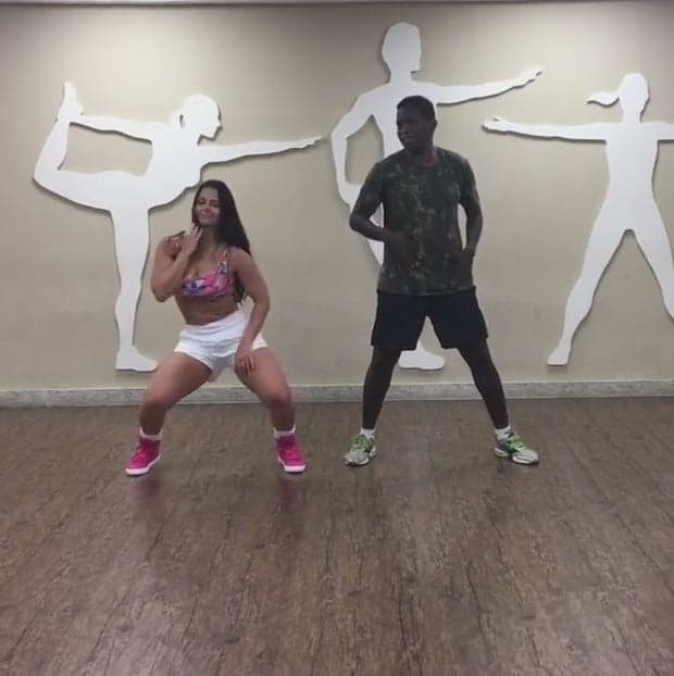 Viviane Araújo dança hit "Deu Onda" e ganha elogios na internet
