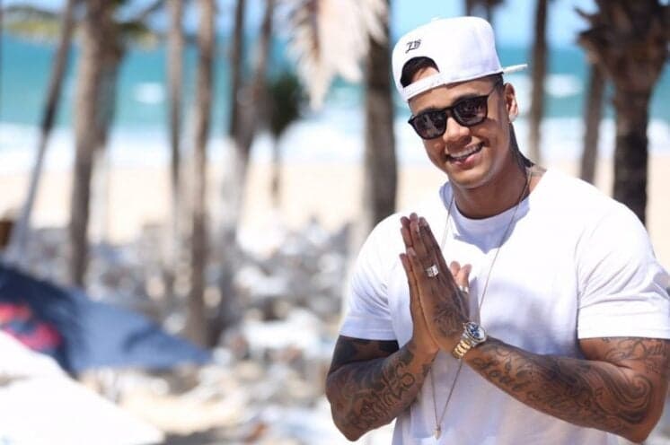 Léo Santana assume namoro com dançarina do Faustão