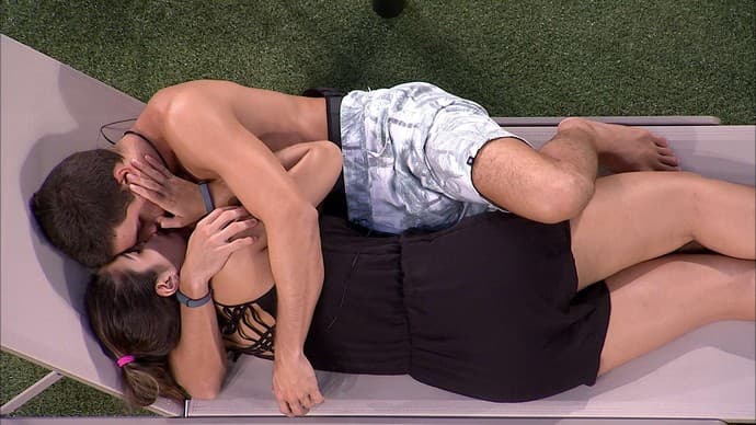 "BBB17": Manoel se declara e Vivian se surpreende: "ele é um principe lindo. Sim Brasil, ele existe"
