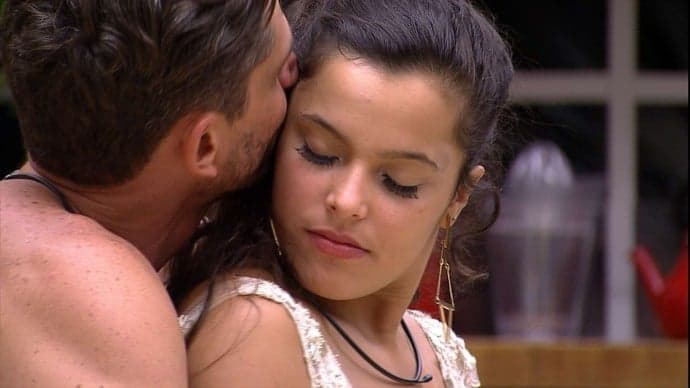 "BBB17": De fio-dental, Emilly toma banho com Marcos