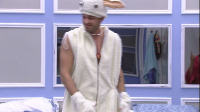 "BBB17": Luiz Felipe se irrita com Emilly após sister dizer que ele não cozinha
