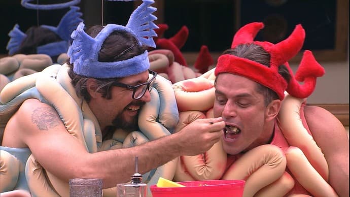 "BBB17": Ilmar dá comida na boca de Marcos