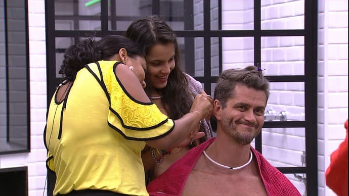 "BBB 17": Elis corta o cabelo de Marcos com a ajuda de Emilly