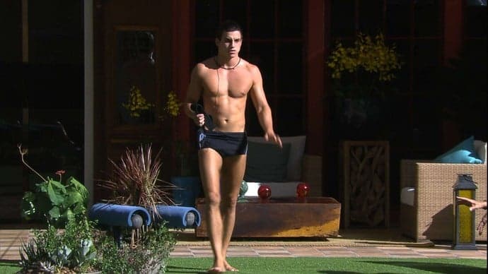 "BBB17": Manoel entra na piscina ensaboado e participantes levam punição