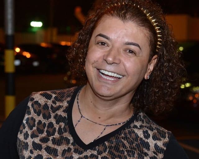 Em imagem, David Brazil aparece beijando na boca de Lucas Lucco