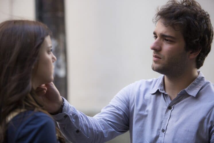 "A Lei do Amor": Tiago deduz que Isabela se salvou de acidente nadando