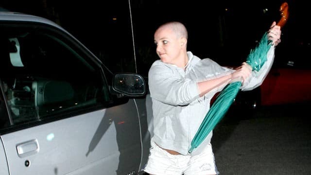 Famoso guarda-chuva de Britney Spears usado em momento de fúria será leiloado