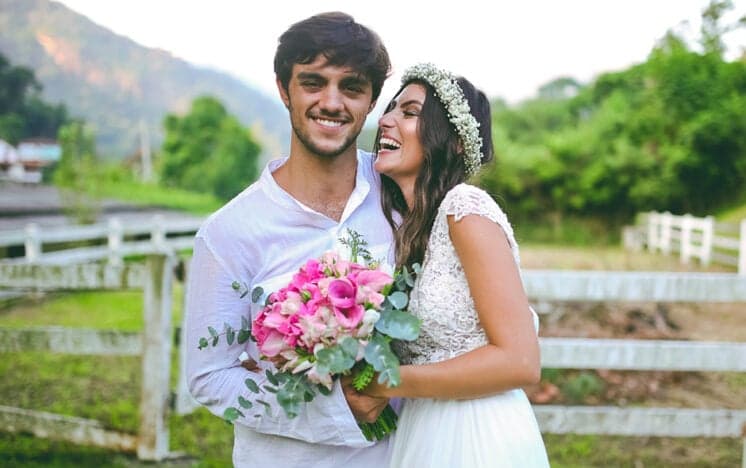 Nasce a primeira filha de Felipe Simas; ator acompanhou parto