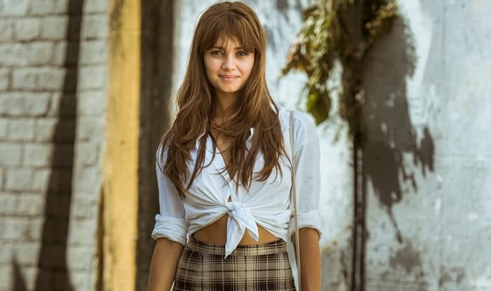 "Os Dias Eram Assim": Alice faz topless em protesto e vira capa de jornal