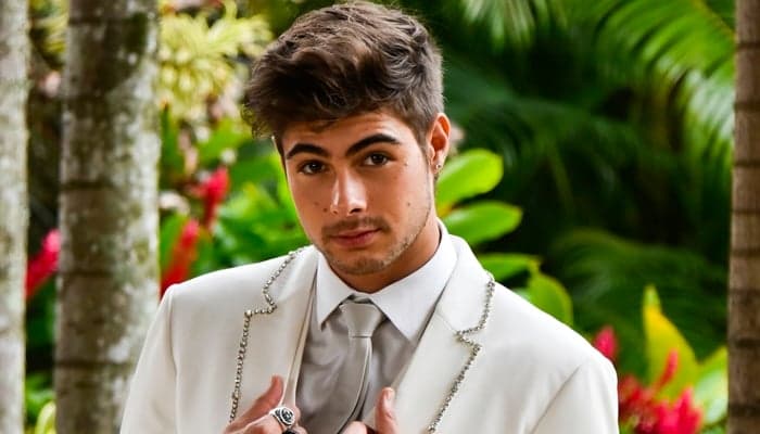"Rock Story": Léo arma encontro dos pais e eles se beijam