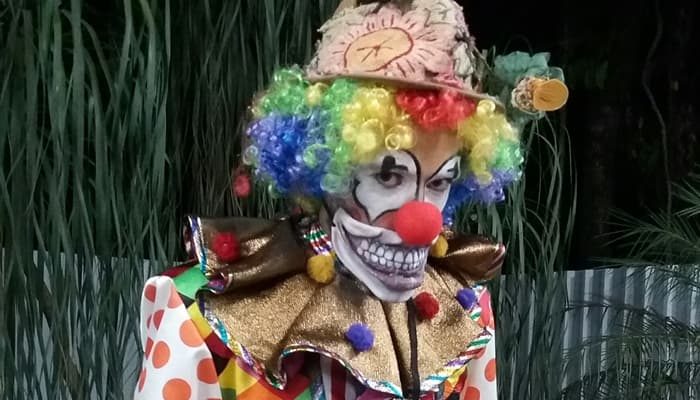 "Sol Nascente": Cesar se fantasia de palhaço para fugir da polícia