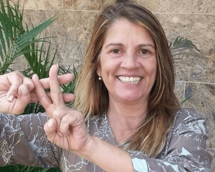 Tássia Camargo se pronuncia sobre foto nua fazendo faxina; veja