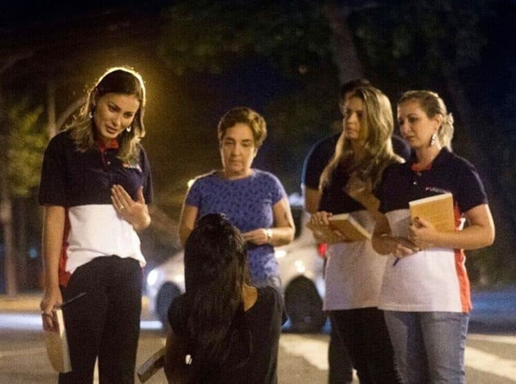 Após ser demitida da Record, Andressa Urach faz trabalho voluntário com prostitutas no RJ