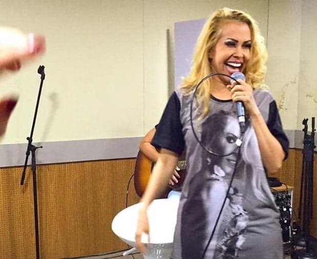Joelma é surpreendida com perguntas constrangedoras ao vivo