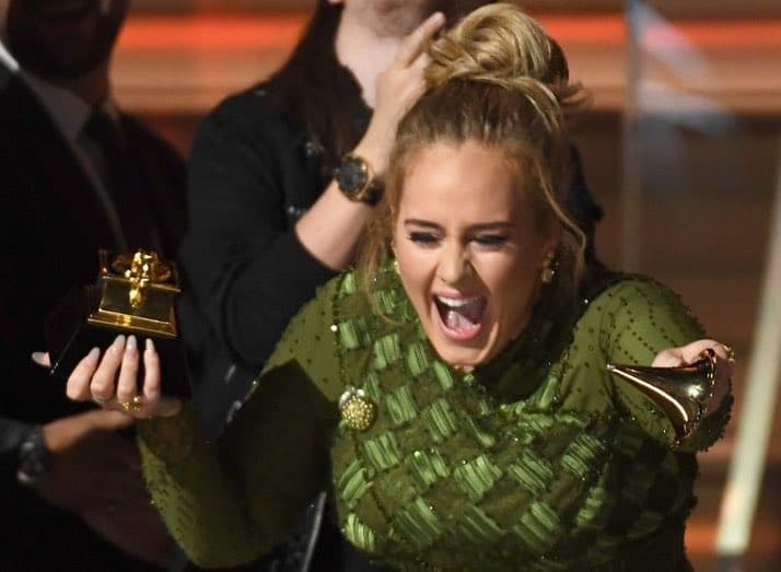Em atitude inusitada, Adele quebra o Grammy e é comparada a "Meninas Malvadas"