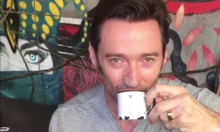 Hugh Jackman toma pingado em São Paulo e manda recado em português; confira