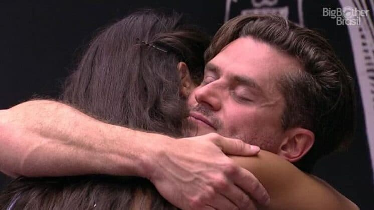 "BBB 17": Emilly abraça Marcos e sussurra no ouvido do brother: "Espero que tu volte"