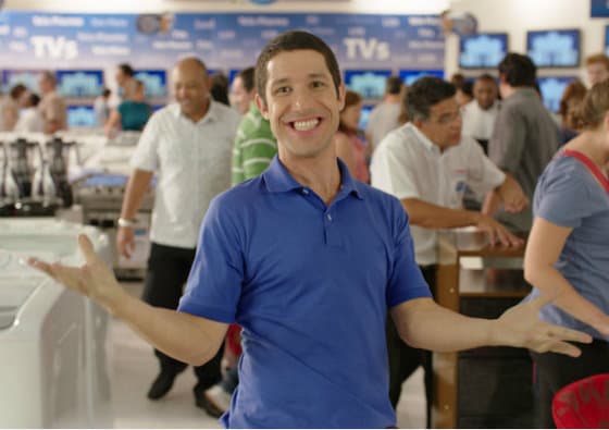 Famoso ator e garoto-propaganda que se assumiu gay posta registro com o namorado e sogro