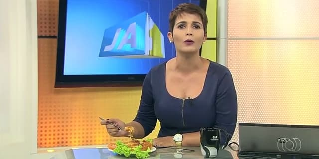 Apresentadora de TV surpreende ao aparecer almoçando em bancada de jornal da Globo; assista!