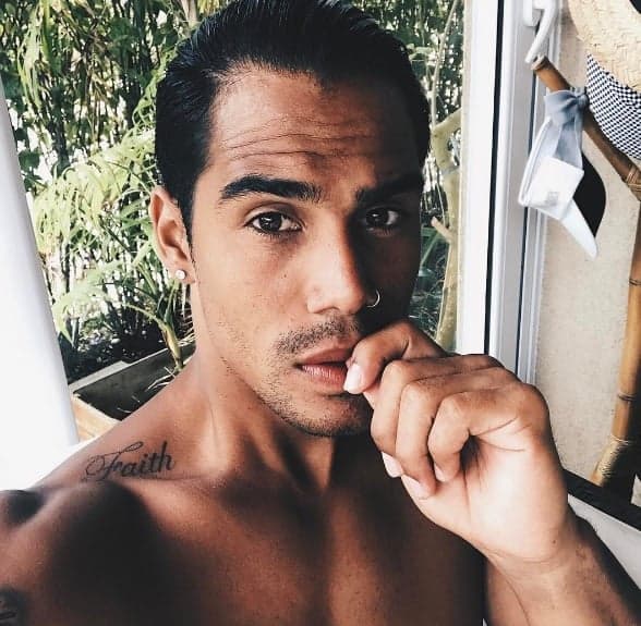 Micael Borges aparece de sunga em cachoeira e bumbum agrada fãs: "Vontade de morder"