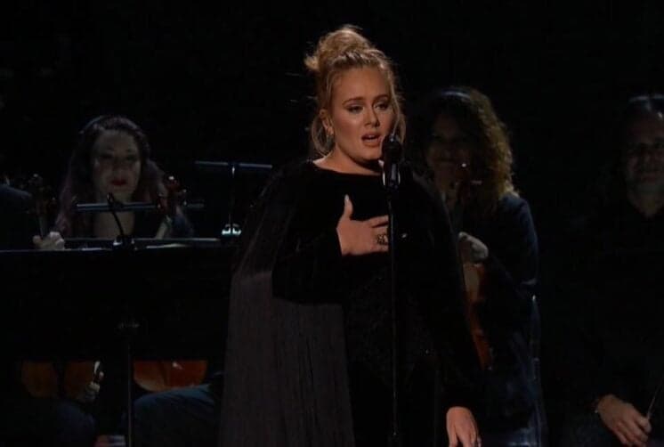 No Grammy, Adele desafina, chora e toma atitude sensacional! Veja