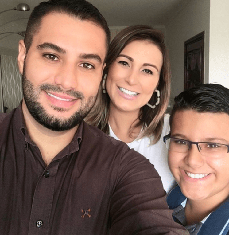 Barraco? Andressa Urach repreende ex do marido na web