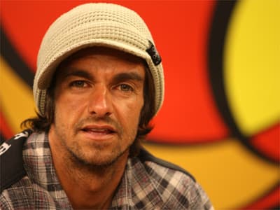 Cantor anuncia pausa na carreira e problemas na voz: “Não é por que fumo maconha”