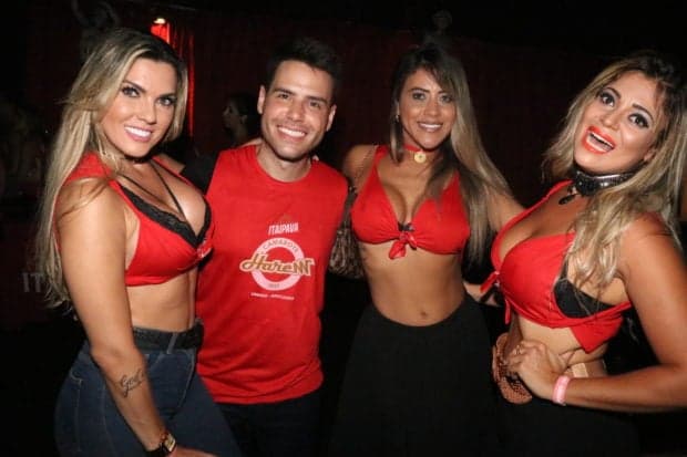 Luiz Bacci é assediado por várias mulheres em camarote em Salvador