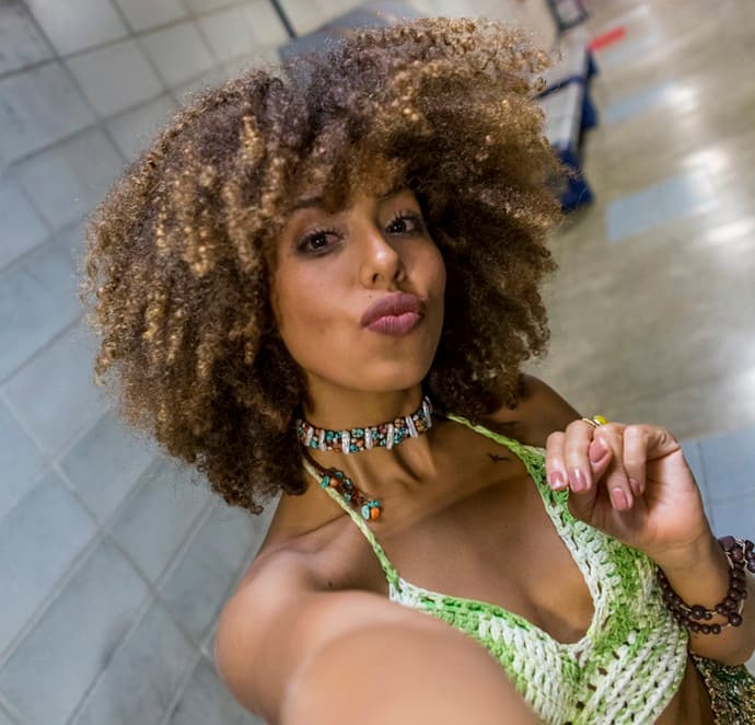 Ex-BBB Gabriela Flor não descarta posar nua e afirma sonhar ser atriz de novela