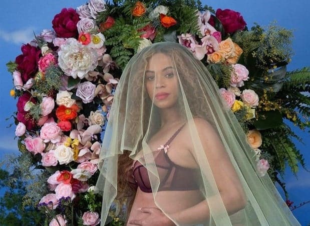 Beyoncé exibe barrigão e está grávida de gêmeos