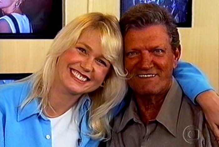 Pai de Xuxa respira com a ajuda de aparelhos e apresentadora pede orações