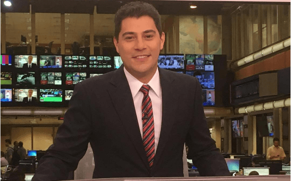 Evaristo Costa empresta gravata para fã e faz elogio na internet