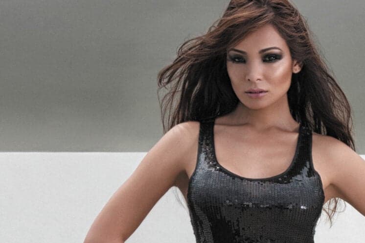 Carol Nakamura é flagrada em clima de romance com cantor