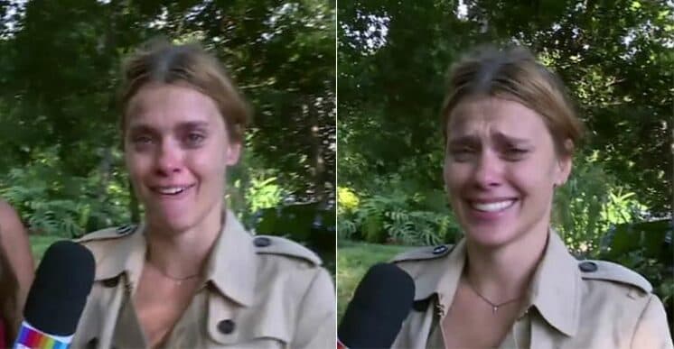 Carolina Dieckmann não se controla e chora ao falar sobre a vida longe do filho