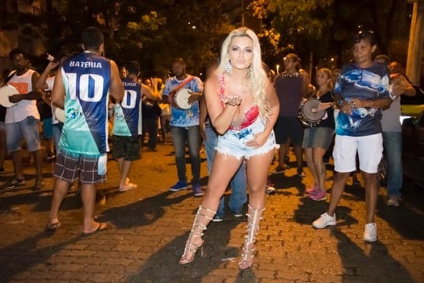 Musa da Rocinha assume não saber sambar: "Vou fazer carão"