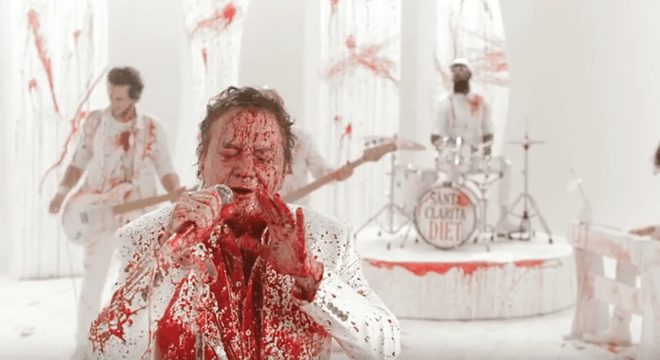 Fábio Junior aparece coberto de sangue em vídeo para propaganda; veja!