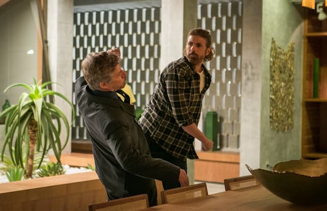 "A Lei do Amor": Pedro dá surra em Tião após o vilão atormentar Helô