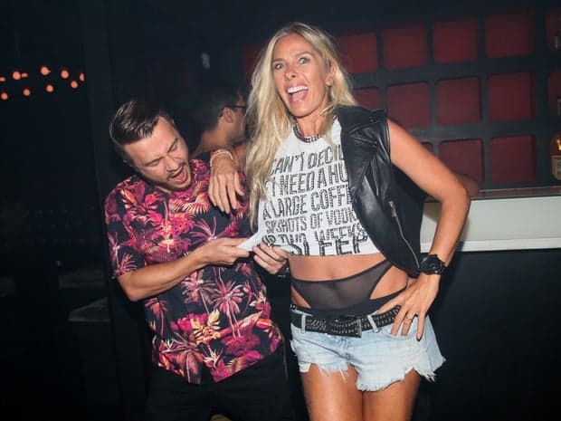 Adriane Galisteu ataca de DJ, exibe toda a calcinha e é acusada de apelação