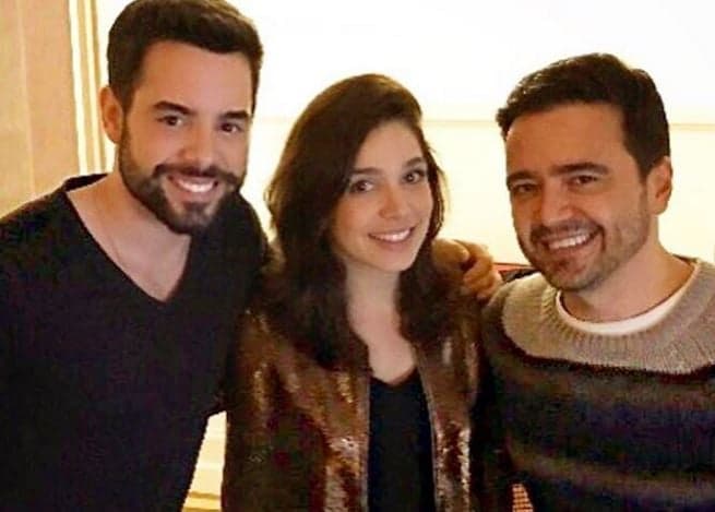 Daniel Ortiz posa com Pedro Carvalho e brinca com novela concorrente